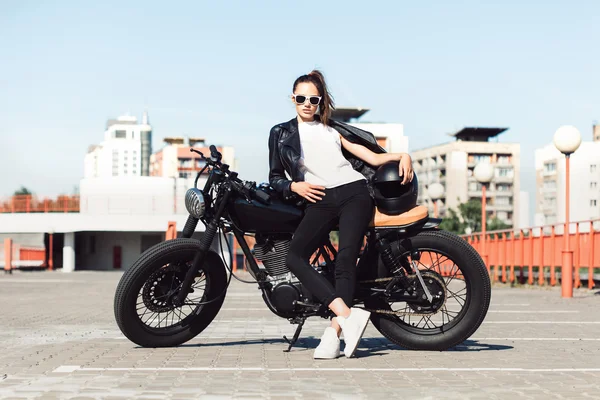 Chica motociclista sentada en motocicleta personalizada vintage — Foto de Stock