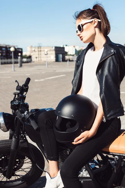 Biker meisje zit op vintage aangepaste motorfiets — Stockfoto