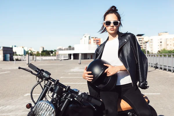 Ragazza motociclista seduta su moto vintage personalizzata — Foto Stock