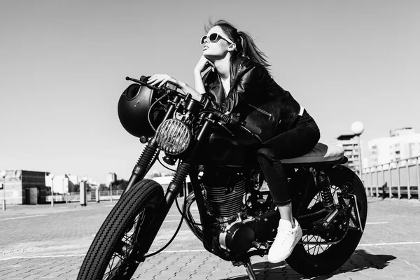 Menina motociclista sentado na motocicleta personalizada vintage — Fotografia de Stock