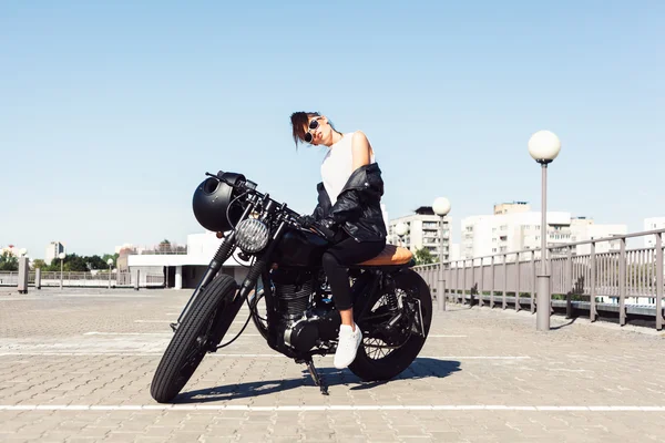 Biker Mädchen sitzt auf alten benutzerdefinierten Motorrad — Stockfoto