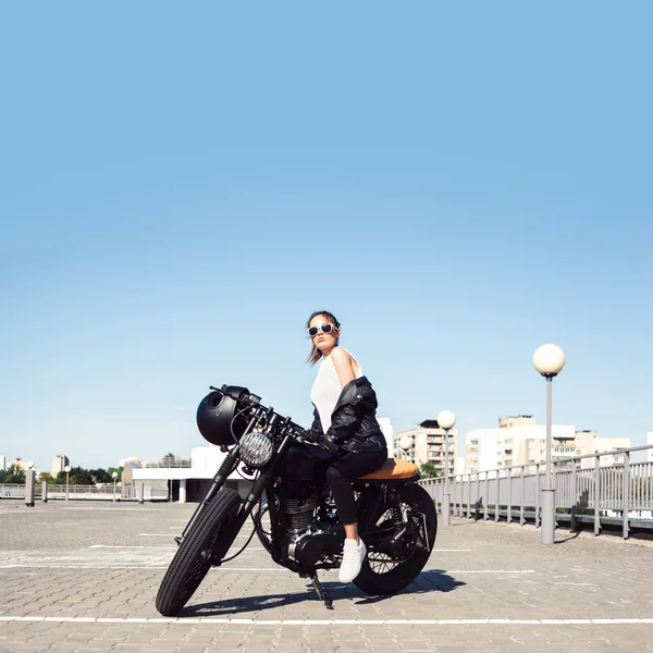 바이 커 여자 빈티지 사용자 정의 오토바이에 앉아 — 스톡 사진
