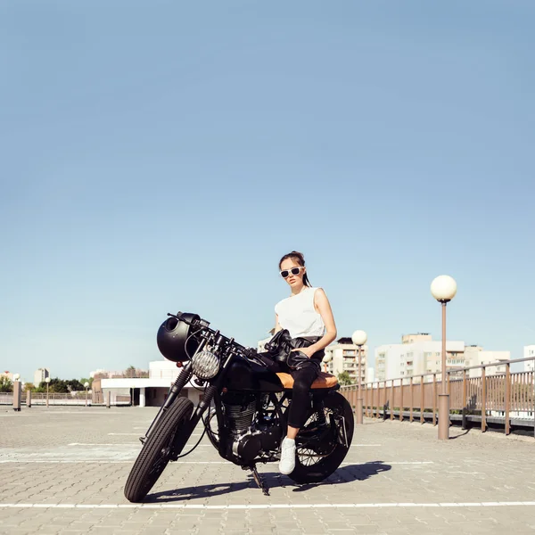 Biker meisje zit op vintage aangepaste motorfiets — Stockfoto