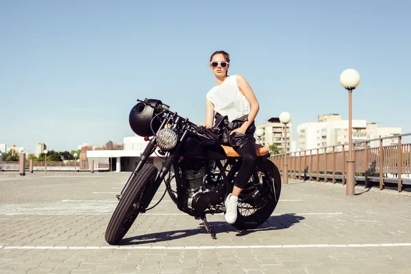 Motorkářka sedí na vinobraní vlastní motocykl — Stock fotografie