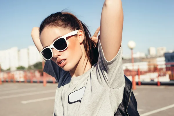 Glamorosa joven sexy mujer en gafas de sol blancas —  Fotos de Stock