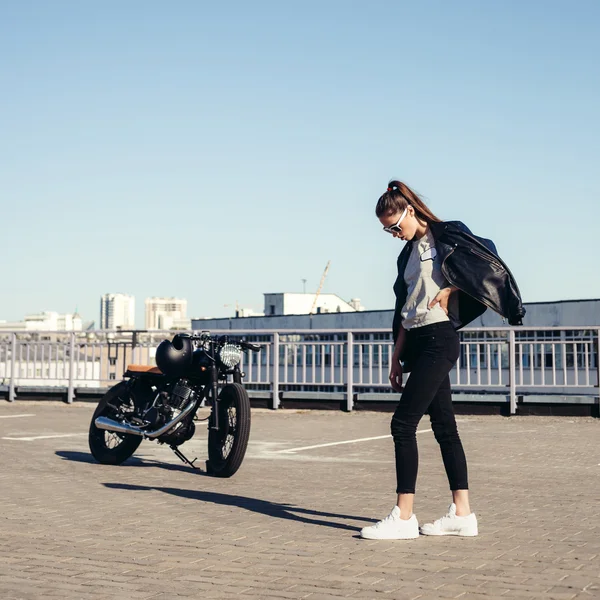 Sexig kvinna med gamla gammaldags motorcykel — Stockfoto