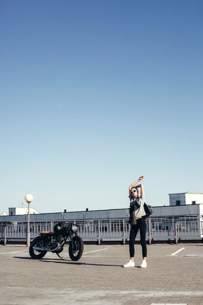 Sexig kvinna med gamla gammaldags motorcykel — Stockfoto