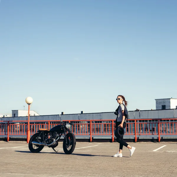 Sexy woman with old fashioned motorcycle — Stock Photo, Image