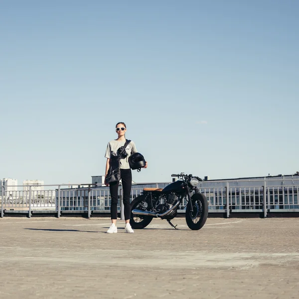 Femme sexy avec moto à l'ancienne — Photo