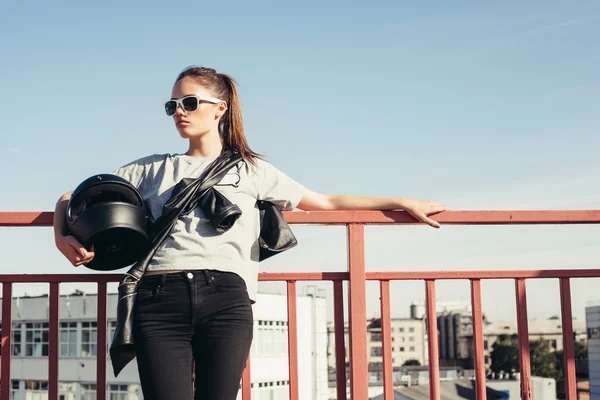 Motosiklet kask tutan genç kadın motorcu — Stok fotoğraf