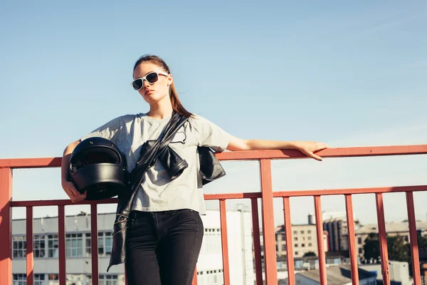 オートバイのヘルメットを保持している若い女性バイカー — ストック写真