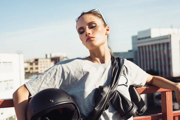 Joven motociclista sosteniendo casco de motocicleta — Foto de Stock