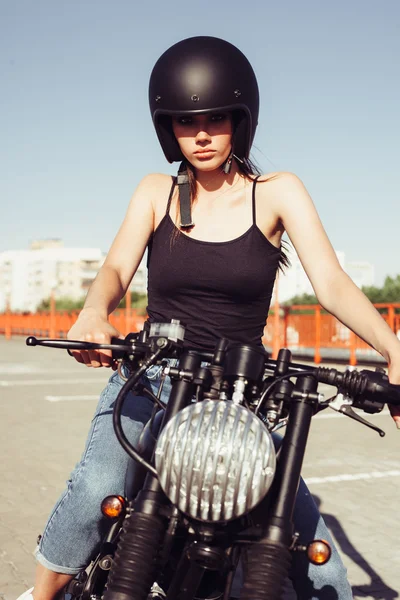 ビンテージ カスタム バイクに座っているバイカーの女の子 — ストック写真