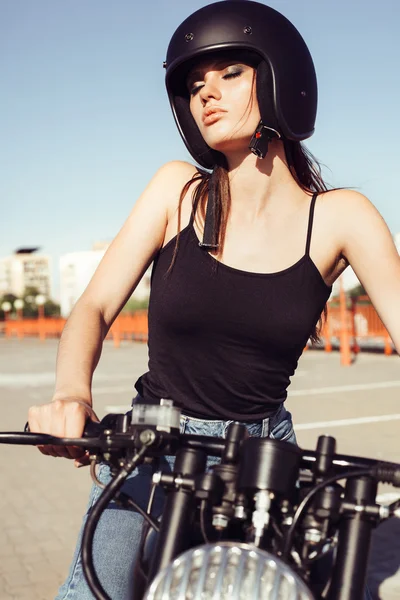 Menina motociclista sentado na motocicleta personalizada vintage — Fotografia de Stock