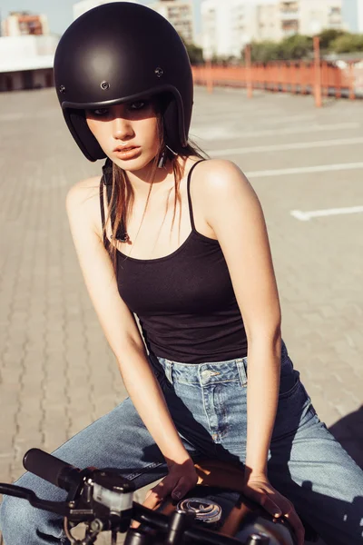 Menina motociclista na motocicleta olhando para a câmera — Fotografia de Stock