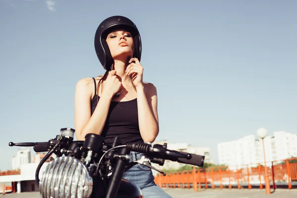 Ποδηλάτης κορίτσι που κάθεται στο vintage προσαρμοσμένη μοτοσικλέτας — Φωτογραφία Αρχείου