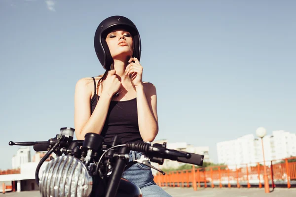 Chica motociclista sentada en motocicleta personalizada vintage — Foto de Stock