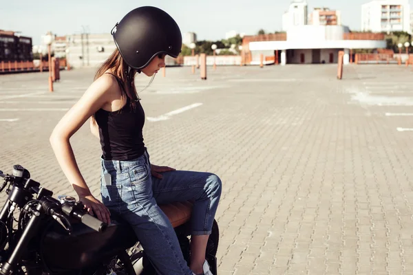 Chica motociclista sentada en motocicleta personalizada vintage —  Fotos de Stock