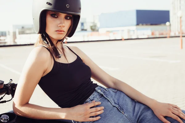 Menina motociclista no capacete sentado na motocicleta personalizada — Fotografia de Stock