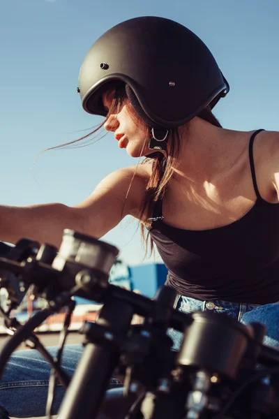 Biker Mädchen sitzt auf alten benutzerdefinierten Motorrad — Stockfoto