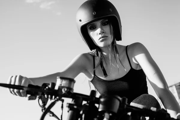 Chica motociclista sentada en motocicleta personalizada vintage — Foto de Stock