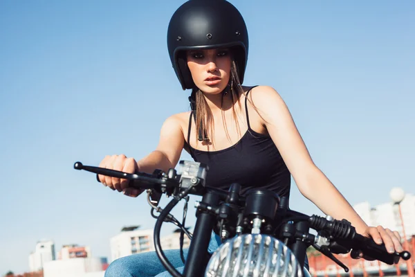 Chica motociclista sentada en motocicleta personalizada vintage — Foto de Stock