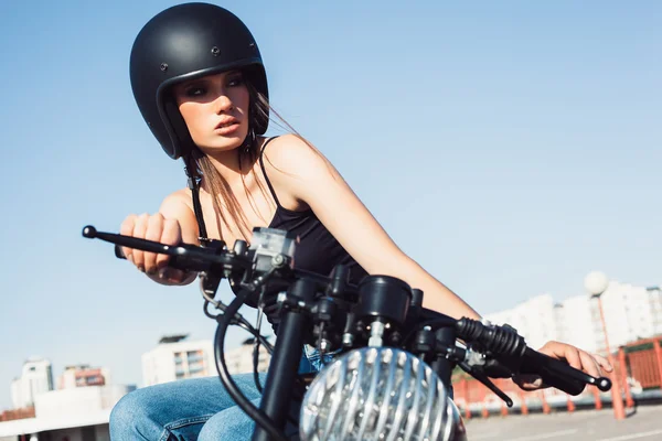 Chica motociclista sentada en motocicleta personalizada vintage —  Fotos de Stock