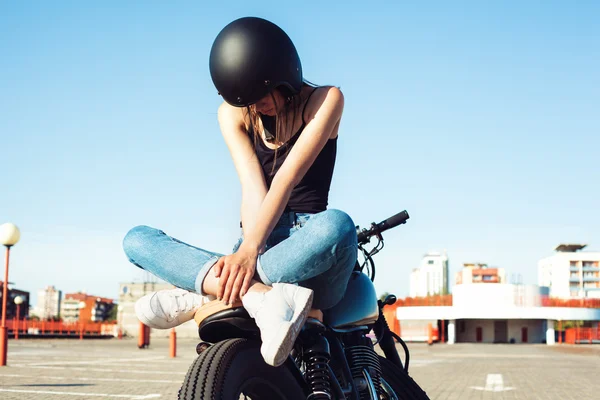 Menina motociclista sentado na motocicleta personalizada vintage — Fotografia de Stock
