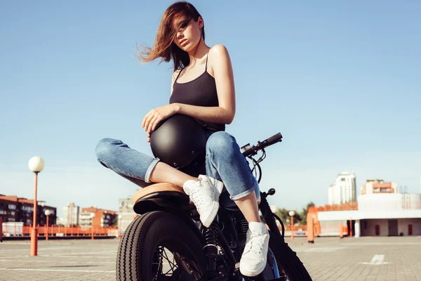 Menina motociclista sentado na motocicleta personalizada vintage — Fotografia de Stock