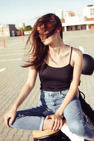 Chica motociclista sentada en motocicleta personalizada vintage —  Fotos de Stock