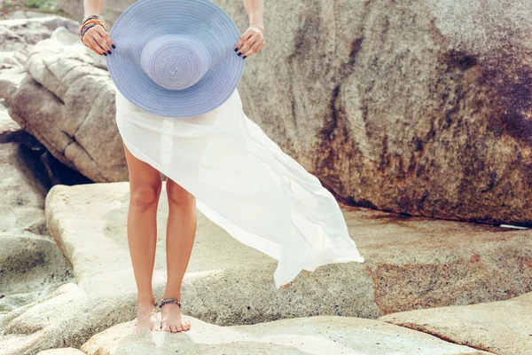 Junge hübsche weibliche Modell auf dem Meer — Stockfoto