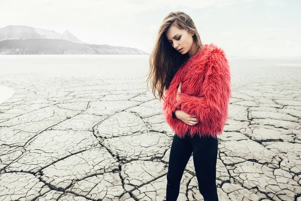 Young female model walking on dry land — Stock Photo, Image