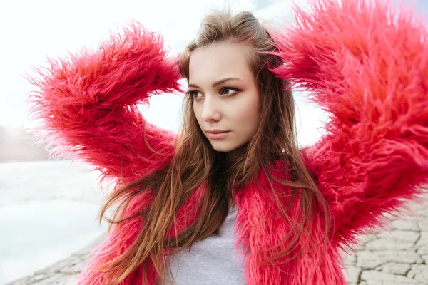 Ritratto di bella ragazza primo piano, vento svolazzante capelli — Foto Stock