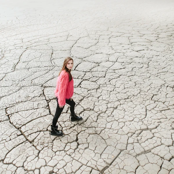 Joven modelo femenino caminando en tierra seca —  Fotos de Stock