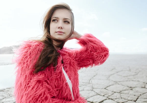 Retrato de hermosa chica de cerca, el viento agitando el pelo —  Fotos de Stock