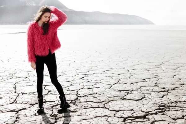 Model wanita muda berjalan di tanah kering — Stok Foto