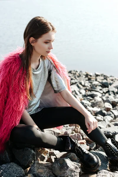 젊은 여자는 바다 돌 해변에서 햇볕에 즐길 수 — 스톡 사진
