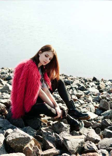 Beautiful young woman outdoors portrait near lake — Stock Photo, Image