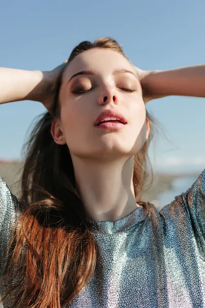 Menina bonita desfrutando do sol e do calor — Fotografia de Stock