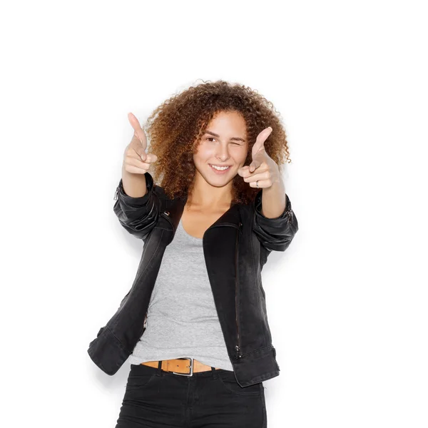 Mooi meisje is schieten teken met vinger gebaren — Stockfoto