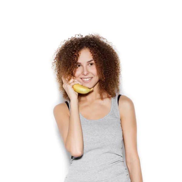 Молодая красивая женщина смеется над бананом — стоковое фото