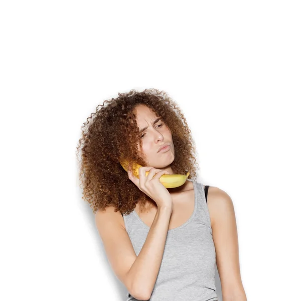 Молодая красивая женщина смеется над бананом — стоковое фото