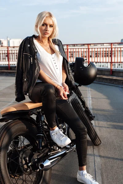 Menina motociclista sentado na motocicleta personalizada vintage — Fotografia de Stock