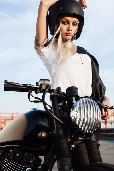 Moda chica motorista femenina con motocicleta personalizada vintage —  Fotos de Stock