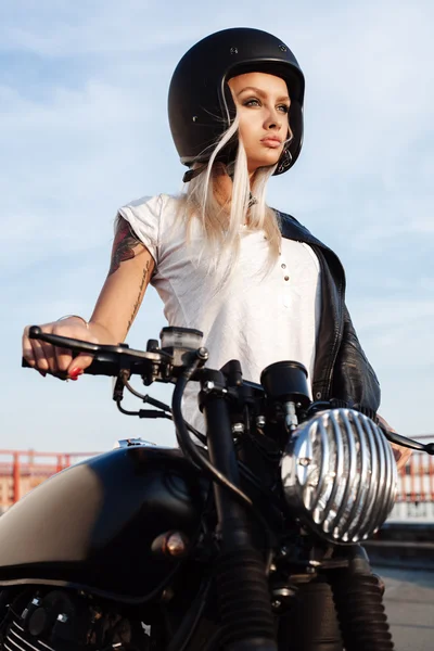 Moda menina motociclista feminino com motocicleta personalizada vintage — Fotografia de Stock