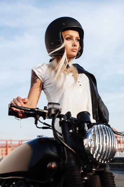 Moda chica motorista femenina con motocicleta personalizada vintage —  Fotos de Stock
