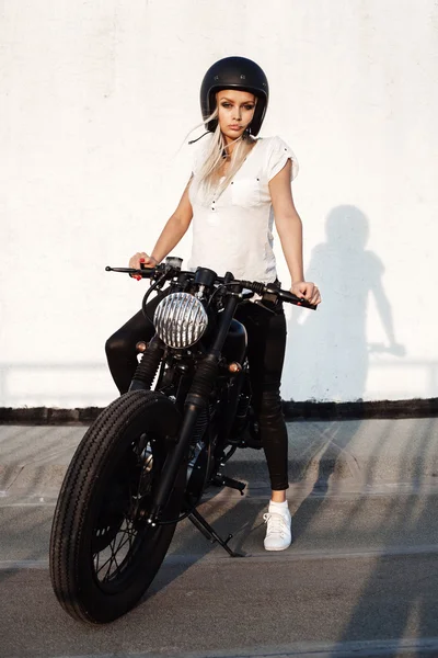 Mode vrouwelijke biker meisje met vintage aangepaste motorfiets — Stockfoto