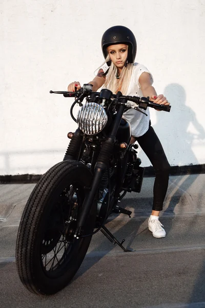 Moda chica motorista femenina con motocicleta personalizada vintage — Foto de Stock