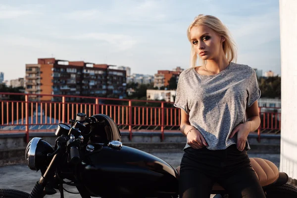 Chica motociclista sentada en motocicleta personalizada vintage —  Fotos de Stock