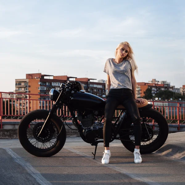 Motorkářka sedí na vinobraní vlastní motocykl — Stock fotografie